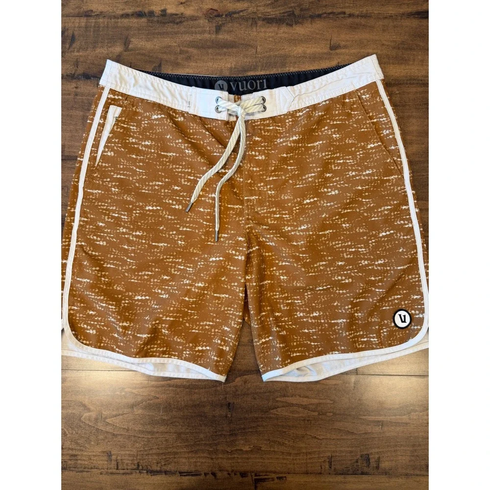 Vuori Cruise Board Shorts Mens 36 Brown White Dash Print Scalloped Swim Trunks